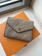 LOUIS VUITTON M69800 Zoe Wallet | 路易威登 銀包 (多色)