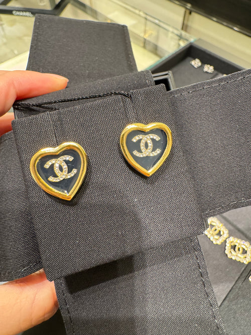 CHANEL Black and Gold Heart Earrings | 香奈兒 心心耳環 (黑金色)