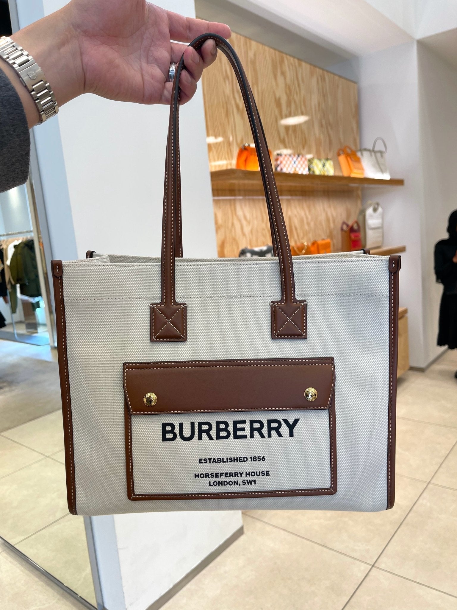 Burberry 英國代購 vs 香港門市｜2026 年最新真實差價比較 - LONDONKELLY 英國名牌代購
